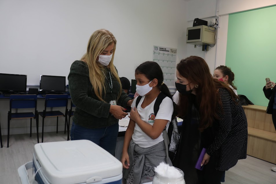 Projeto-piloto já imuniza crianças contra o HPV dentro de escola de Santos
